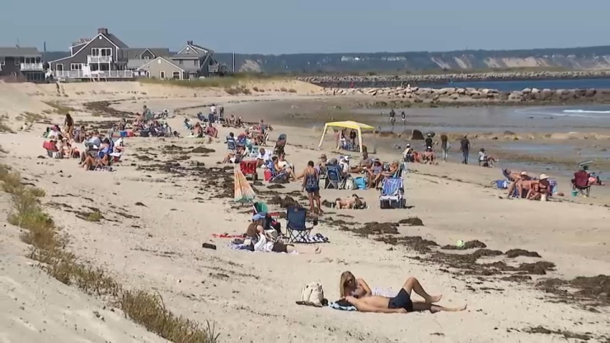Traffic and gas prices don't stop families from enjoying summer's last hurrah