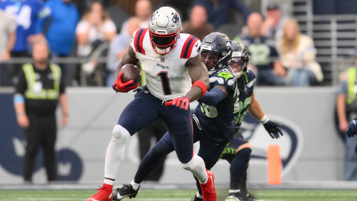 A.J. Brown suffers ankle injury, leaves Patriots debut in third quarter